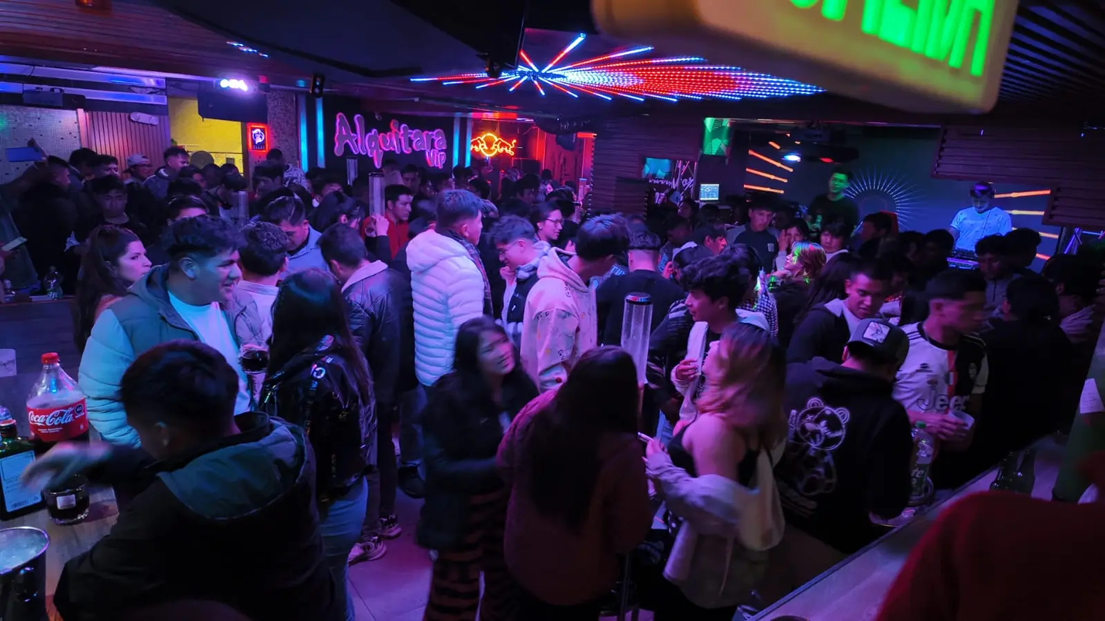 Pista de baile de Alquitara VIP llena de gente bajo luces LED